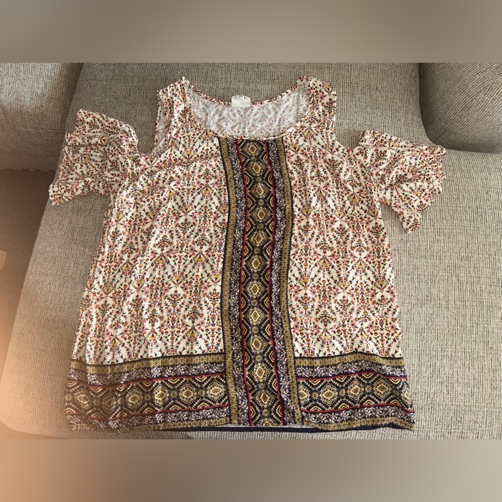 Floral Patterned cold shoulder Top - Picture 5 of 6